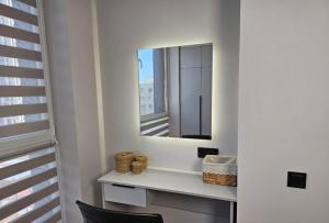 阿拉木图ЖК Комфорт Сити Бизнес, 2 room Apartment 47的一间带镜子和桌椅的浴室