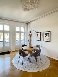 伍珀塔尔Helle Altbauwohnung mit Balkon im Briller Viertel的一间带桌椅的用餐室