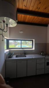 GualeguaychúTERRA NOSTRA的厨房设有水槽和窗户。