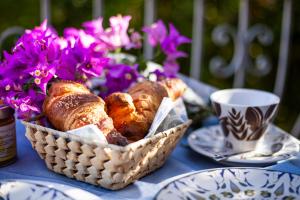 圣特雷莎加卢拉Le Maschere B&B的桌上一篮面包和一杯咖啡