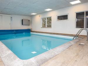 海默特6 person holiday home in Hemmet的客房内的大型游泳池
