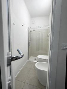 San Giorgio di PianoLa Casa di Leo Apartments的白色的浴室设有卫生间和淋浴。