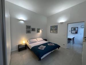 San Giorgio di PianoLa Casa di Leo Apartments的一间卧室配有一张床、一张桌子和一面镜子