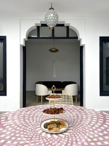 马拉喀什Riad Fisaline en exclusivité pour vous à Marrakech的床上有两盘食物的房间
