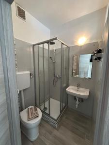 博尔扎诺Capri B&B的带淋浴、卫生间和盥洗盆的浴室