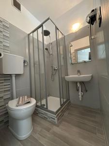 博尔扎诺Capri B&B的带淋浴、卫生间和盥洗盆的浴室