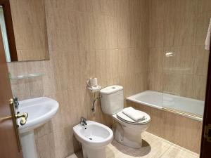 霍斯皮塔勒·德尔英福桑丘酒店的一间带卫生间和水槽的浴室
