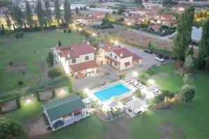 利多迪卡马约雷Podere Venanzio的享有带游泳池的房屋的空中景致
