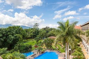圣何塞Costa Rica Marriott Hotel Hacienda Belen的棕榈树度假村的空中景致
