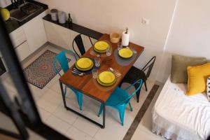 阿尔及尔Confort hôtelier dans une prestigieuse résidence的一张餐桌,上面有黄色的菜肴