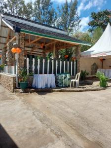 Ongata Rongai Scenic Edge Restaurant的一座带桌子和白色帐篷的建筑