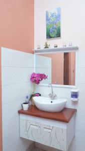 KutaniShimbo Homes的浴室设有水槽、镜子和鲜花