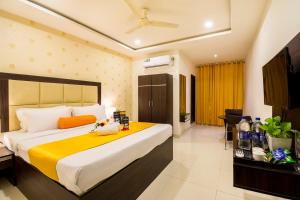 海得拉巴Hotel Fortune Hyderabad Airport Zone的酒店客房设有一张大床和一台电视。