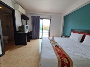 普吉镇Desa Phuket的酒店客房,配有床和电视