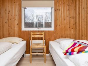 AbildskovHoliday Home Hesselhus的配有2张床的带窗户和椅子的客房