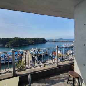 西归浦市Seom Guesthouse的享有水体景致的阳台