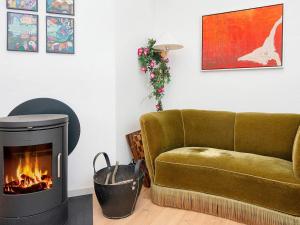 格莱斯堡6 person holiday home in Glesborg的带沙发和壁炉的客厅