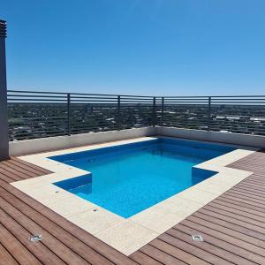 福尔摩沙Costado Norte的建筑物屋顶上的游泳池