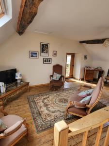 Bersac-sur-RivalierVue Du Vallon的带沙发和地毯的客厅