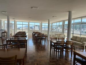 弗洛里亚诺波利斯Próximo dos melhores hotéis do centro, 2 quartos, portaria 24h的用餐室设有桌椅和窗户。