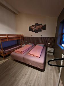 教堂城Eaglerock Guesthouse and tours的一间卧室配有两张带粉红色床单的床
