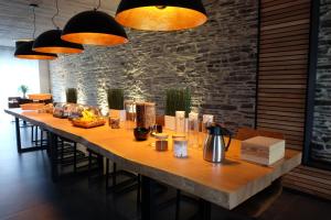 埃尔伯蒙Le Cerf d'Or的餐厅里一张长木桌,灯火通明