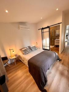 格拉斯Cottage chaleureux avec jacuzzi en pleine nature的一间带大床的卧室和一间浴室