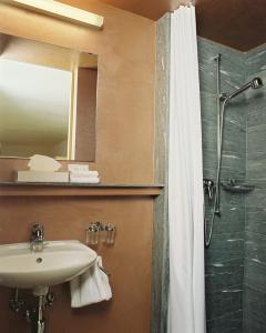 瓦尔斯阿尔皮纳酒店的一间带水槽和淋浴的浴室