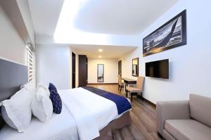 吉隆坡RPC Blissful Homes & Hotel的酒店客房,配有床和沙发