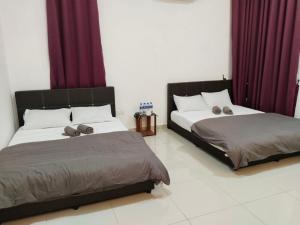 马六甲KSP Guest House的卧室内两张并排的床