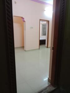蒂鲁瓦纳马莱SriArunachala Shiva home stay的走廊上设有白色地板的房间