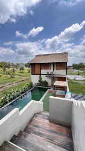 NgaglikBaku living villa的一座带游泳池和房子的别墅