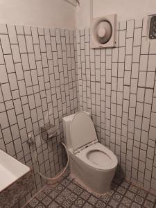 马德望Odambang Village Homestay的浴室配有白色卫生间和盥洗盆。