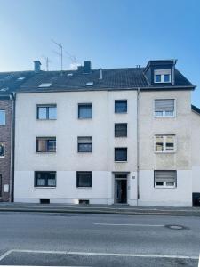 门兴格拉德巴赫Appartement mitten in der Stadt的街道一侧的公寓楼