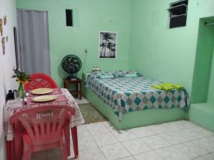 卡斯卡韦尔Casa Laranja的卧室配有一张床和一张桌子及椅子