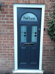 雷迪奇Pool Farm的蓝色的门,上面有泳池农场的字样