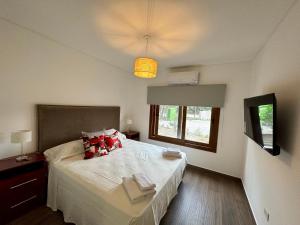 卡法亚特BuenaVid estancias的一间卧室设有一张大床和一个窗户。