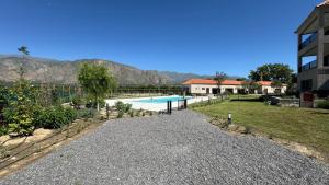 卡法亚特BuenaVid estancias的一座带房子的庭院内的游泳池