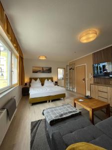 门兴格拉德巴赫Appartement mitten in der Stadt的一间卧室配有一张床,客厅配有沙发