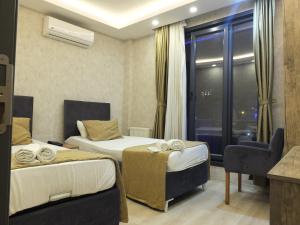 伊斯坦布尔CLOVE SİLVANA HOTEL的酒店客房设有两张床和窗户。