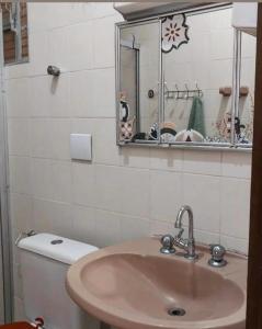 纳韦甘蒂斯FrenteMar OuroVerde BetoCarrero的一间带水槽、卫生间和镜子的浴室