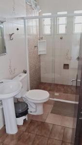 纳韦甘蒂斯FrenteMar OuroVerde BetoCarrero的浴室配有卫生间、盥洗盆和淋浴。