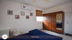 班加罗尔StayMazing Manyata-1BHK Boutique AC Apartments -Couple Friendly的卧室配有床、椅子和窗户。