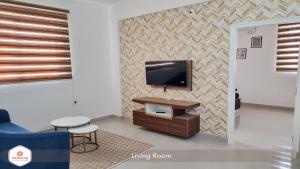 班加罗尔StayMazing Manyata-1BHK Boutique AC Apartments -Couple Friendly的客厅设有壁挂式平面电视。