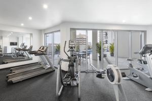 达尔文Oaks Darwin Elan Hotel的大楼内带跑步机和有氧器材的健身房