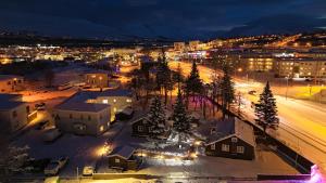 阿克雷里Akureyri Hostel的夜晚城市的空中景观