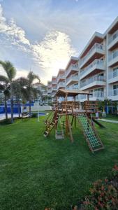 阿奎拉兹Apartamento Confortável - Porto das Dunas - Perto do Beach Park的大楼前公园内的野餐桌