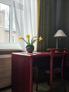 里加Muzeja apartamenti的一张桌子,上面有黄色花瓶