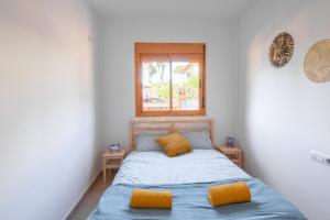 奇克拉纳－德拉弗龙特拉Namawa Surfhouse的一间小卧室,配有床和窗户