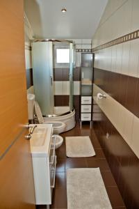 默主歌耶Hotel Holy的一间带卫生间和水槽的浴室